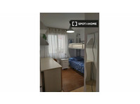 Rooms for rent in 3-bedroom apartment in  Cadiz - เพื่อให้เช่า