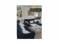 Rooms for rent in 3-bedroom apartment in  Cadiz - For Rent