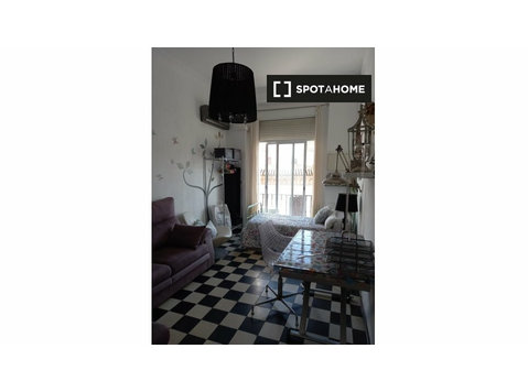 Zimmer zu vermieten in 4-Zimmer-Wohnung im Zentrum von Cadiz - Zu Vermieten