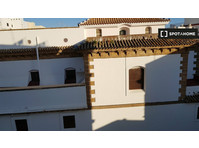 Rooms for rent in 4-bedroom apartment in the center of Cadiz - Til Leie