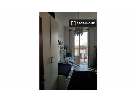 Zimmer zu vermieten in 4-Zimmer-Wohnung im Zentrum von Cadiz - Zu Vermieten