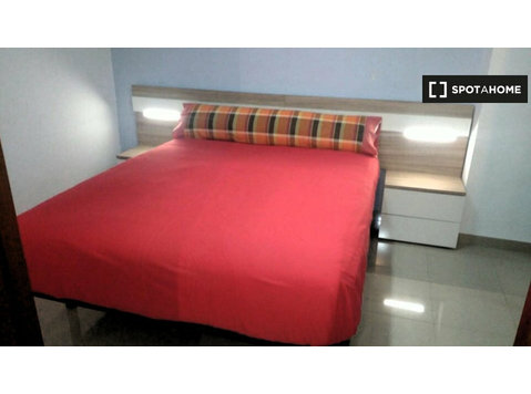 Comfortable student room in Ciudad Jardin, Cordoba - Til leje