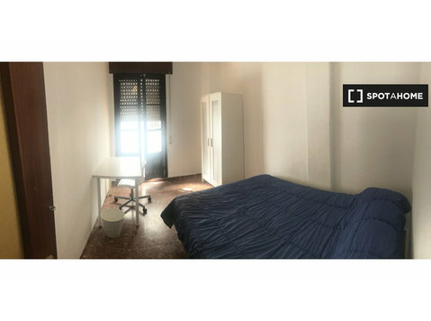 Fantastic room in Cordoba with a large window and balcony - เพื่อให้เช่า