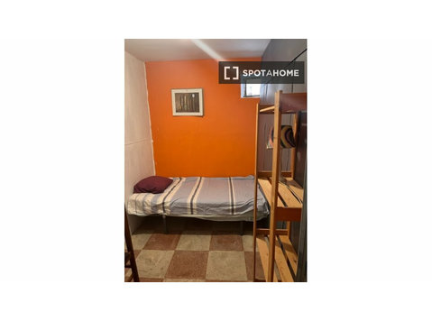 Zimmer zu vermieten in einer 3-Zimmer-Wohnung in Centro,… - Zu Vermieten