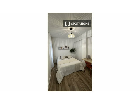 Room for rent in 3-bedroom apartment in Levante, Córdoba - برای اجاره