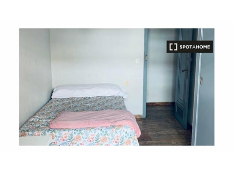 Zimmer mit eigener Terrasse in der Nähe des jüdischen… - Zu Vermieten