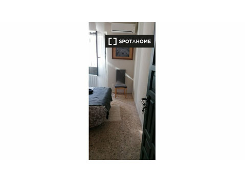 Aluga-se quartos em casa de 6 quartos em San Basilio,… - Aluguel