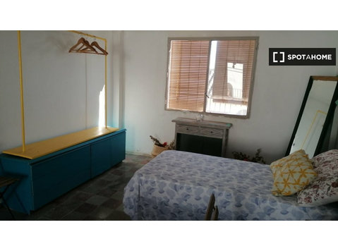 Pokoje do wynajęcia w domu z 6 sypialniami w San Basilio,… - Do wynajęcia