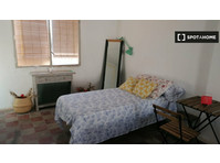 Aluga-se quartos em casa de 6 quartos em San Basilio,… - Aluguel