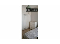 Zimmer zu vermieten in 6-Zimmer-Haus in San Basilio, Cordoba - Zu Vermieten