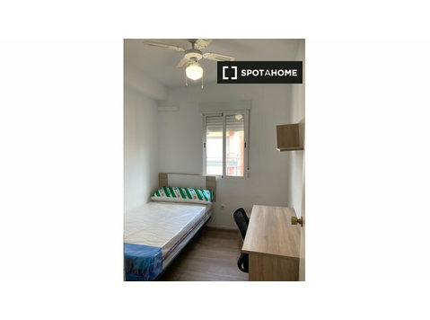 Rooms in 4-bedroom apartment to rent in Córdoba Noroeste - برای اجاره