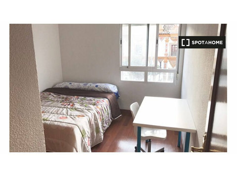 Studentenzimmer voller Tageslicht in Cordoba - Zu Vermieten