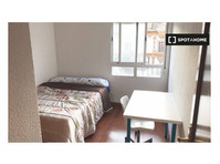 Student room full of natural light in Cordoba - For Rent