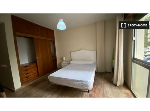 Very bright room with private terrace - Aluguel