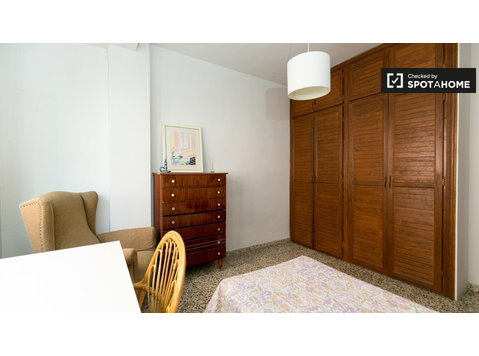 Ample room in 3-bedroom apartment in Ronda, Granada - For Rent