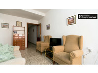 Ample room in 3-bedroom apartment in Ronda, Granada - Izīrē