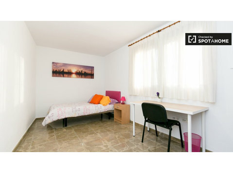 Ample room in 3-bedroom apartment in San Ildefonso, Granada - For Rent