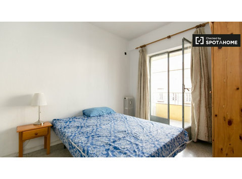 Amplia habitación en piso compartido en Realejo, Granada - Alquiler