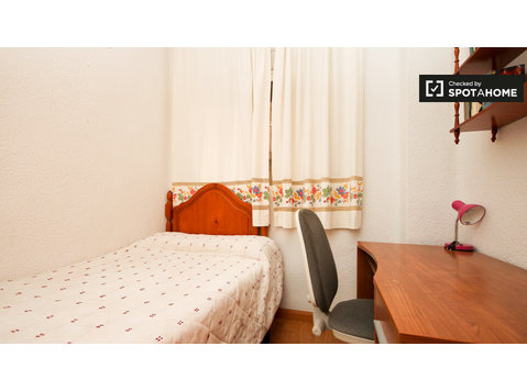 Bedroom in shared apartment in Ronda, Granada - For Rent