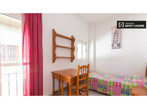 Duży pokój w 12-pokojowym apartamencie w Granadzie - Do wynajęcia