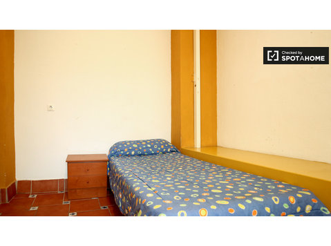 Central Granada'da 3 yatak odalı dairede büyük oda - Kiralık