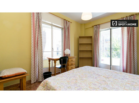 Big room in 4-bedroom apartment in Realejo, Granada - Ενοικίαση