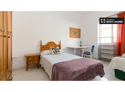 Gran habitación en apartamento de 5 dormitorios en Ronda,… - Alquiler