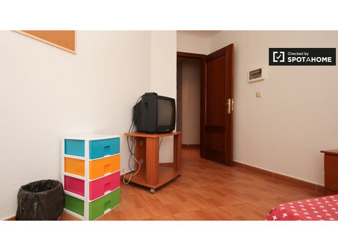 Big room in shared apartment in Granada City Center - For Rent