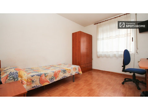 Gran habitación en piso compartido en Granada City Center - Alquiler