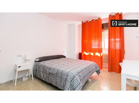 Bright room for rent in Granada Centro - For Rent