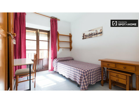Jasny pokój w apartamencie z 12 sypialniami w Granadzie - Do wynajęcia