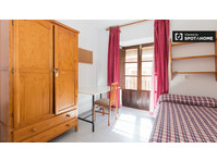 Bright room in 12-bedroom apartment in Granada - For Rent