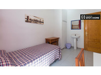 Bright room in 12-bedroom apartment in Granada - For Rent