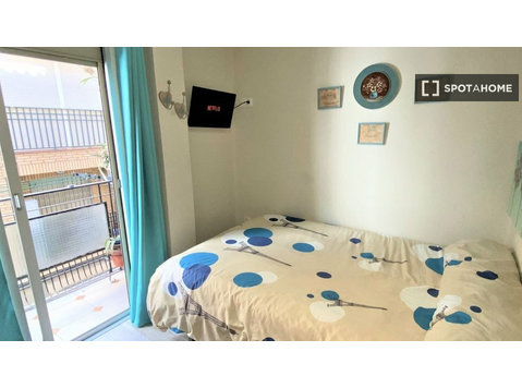 Camera luminosa in appartamento con 4 camere da letto a La… - In Affitto