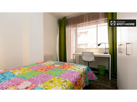 Habitación luminosa en piso compartido en Ronda, Granada - Alquiler
