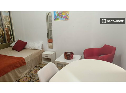 Camera colorata in appartamento con 6 camere da letto a… - In Affitto