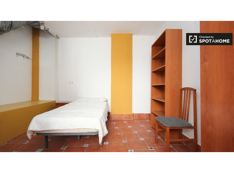 Comfortable room in 3-bedroom apartment in Central Granada - Te Huur