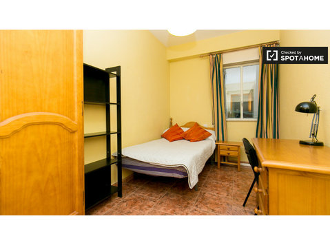Cómoda habitación en un apartamento de 4 dormitorios en… - Alquiler