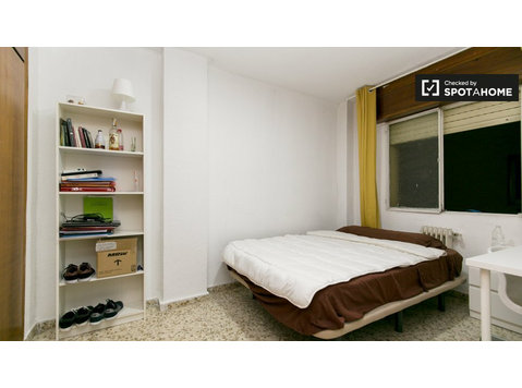 Comfortable room in 5-bedroom apartment in Centro, Granada - الإيجار