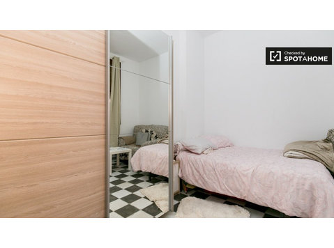 Chambre confortable dans un appartement de 6 chambres à… - À louer