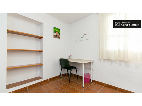 Quarto confortável em apartamento em San Ildefonso, Granada - Aluguel