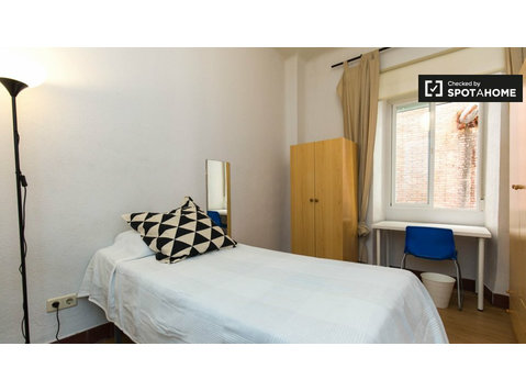 Comfy room for rent, 3-bedroom apartment, Plaza de Toros - For Rent