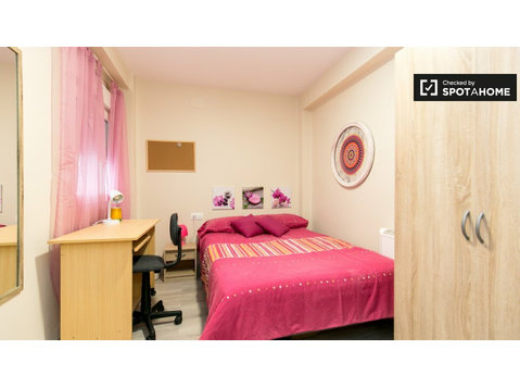Chambre confortable dans un appartement de 4 chambres à La… - À louer
