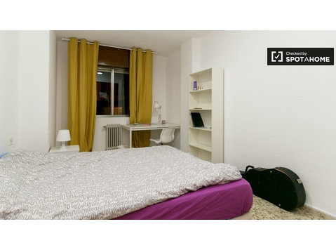 Cosy room in 5-bedroom apartment in Centro, Granada - For Rent