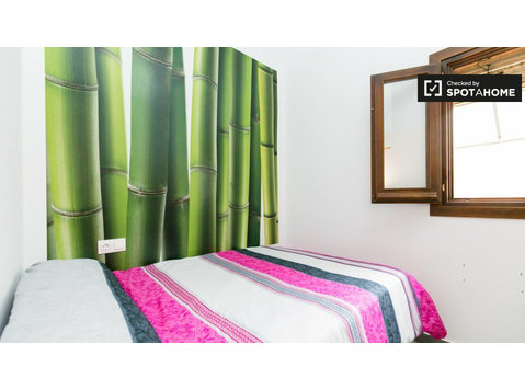 Cosy room in 5-bedroom apartment in Centro, Grenada -  வாடகைக்கு 