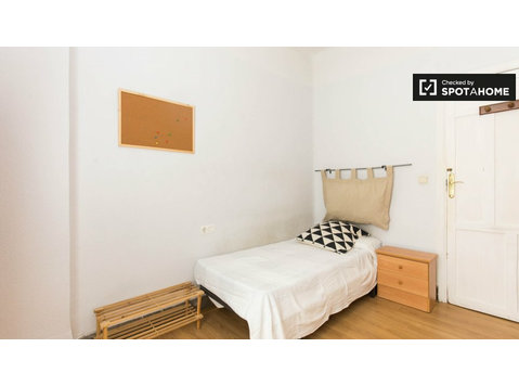 Cozy room for rent, 3-bedroom apartment, Plaza de Toros - Izīrē