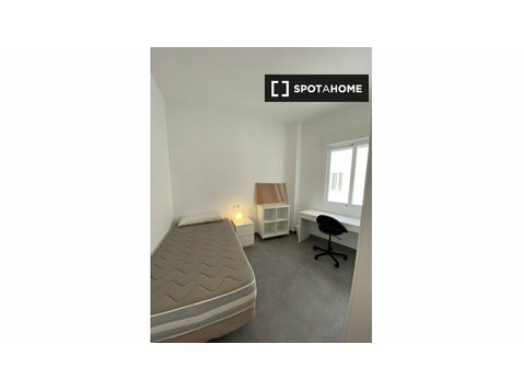 Cozy room for rent, 5-bedroom apartment in the city centre - Vuokralle