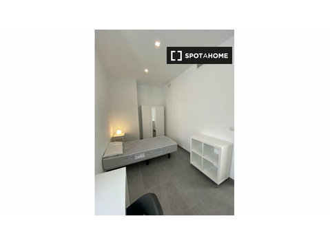 Cozy room for rent, 5-bedroom apartment in the city centre - Til leje