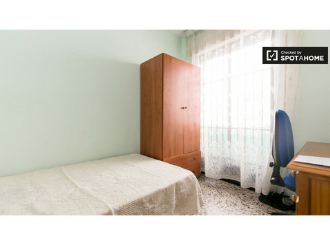 Przytulny pokój w apartamencie z 3 sypialniami w Albaicín,… - Do wynajęcia