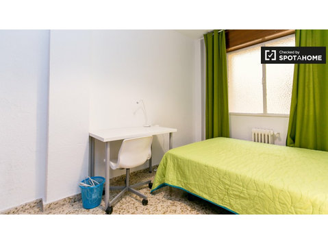 Decorated room in 5-bedroom apartment in Ronda, Granada - For Rent